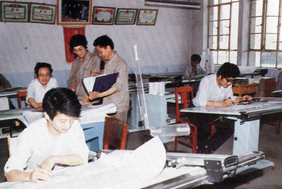 從1984年第一季度到抓管理上登記全面提高企業(yè)素質(zhì)驗(yàn)收前，采取分線檢查、總結(jié)成績(jī)、找出差距、提出措施、限期整改的方法，使各項(xiàng)工作在整頓中鞏固提高，在鞏固提高中進(jìn)行再整頓，再提高。