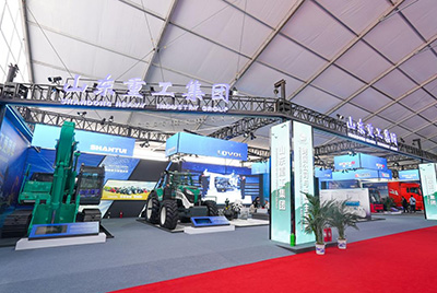 2023跨國公司與中國主題展在青島國際會(huì)議中心海上大壩舉辦， 山推股份攜EE225電挖、SRD13-C6U無人駕駛壓路機(jī)和純電裝載機(jī)隨團(tuán)參展。